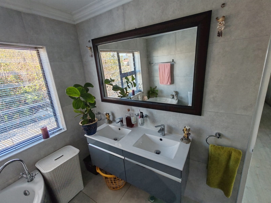 3 Bedroom Property for Sale in De Kelders Western Cape
